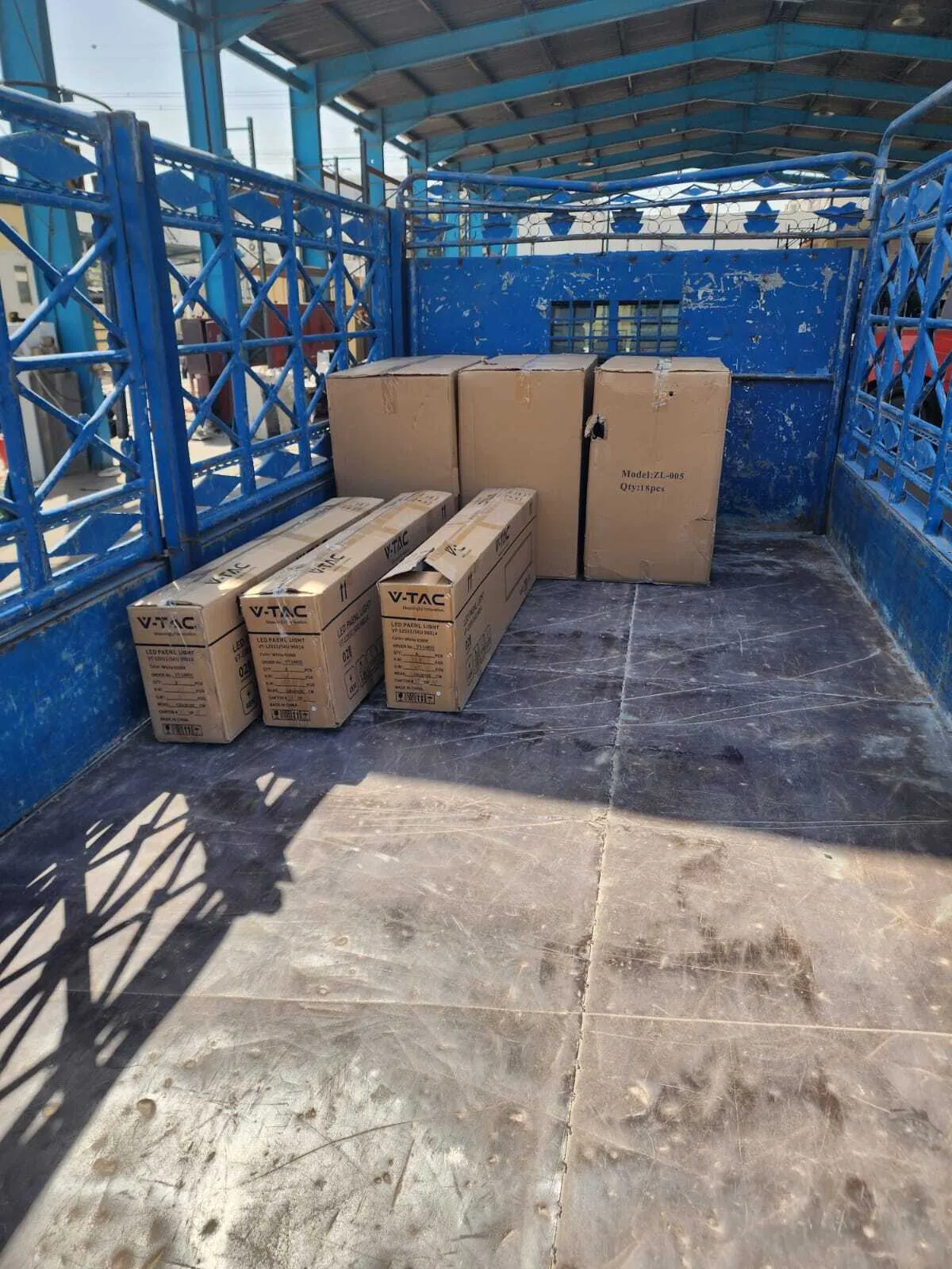 3 ton truck loaded with shifting luggage in Dubai