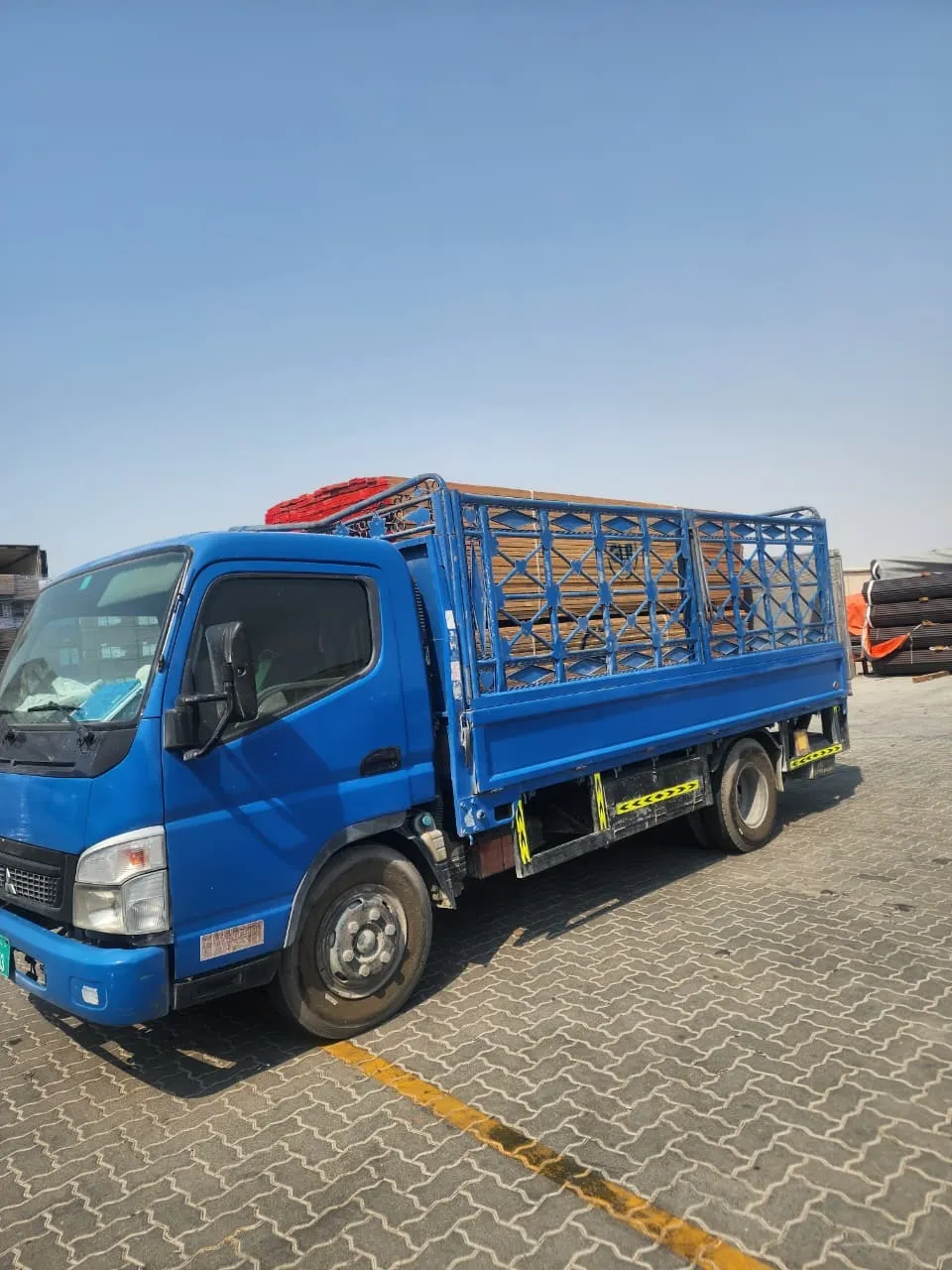 Pickup truck with tail lift for heavy cargo in Dubai